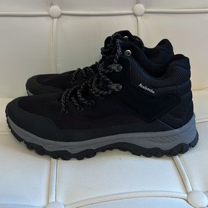 New!! Avalanche hiking boots. 🥾 Size 8. Grab these before I give to my niece!